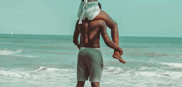 Se préparer à une aventure romantique de vacances.1. 1