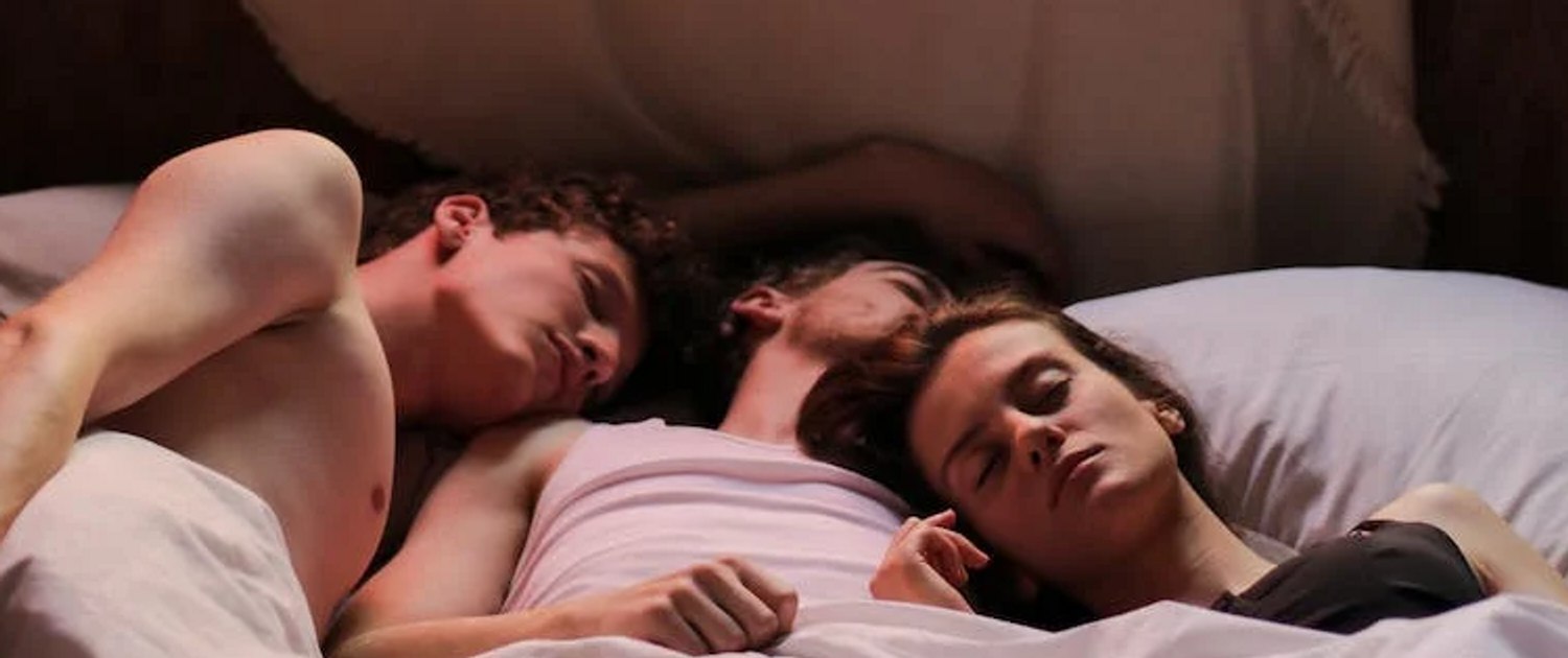 A trois c’est mieux : 5 raisons d’adopter une licorne au lit .1. 1